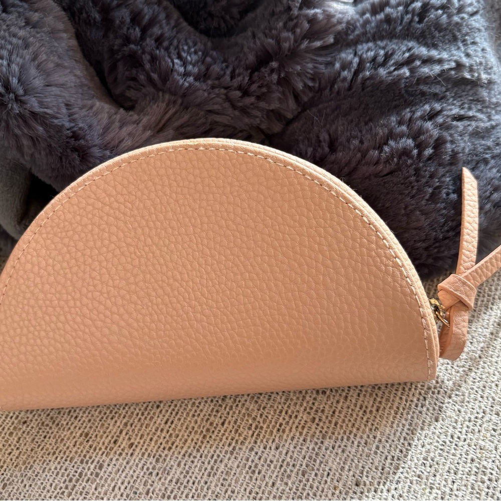 CHLOE, 💯 Authentic Pink Leather Logo Embossed Cosmetic Bag - Picture 3 of 16